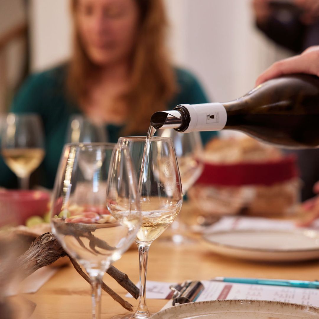 Weinprobe-Weinglas-wird-eingeschenken