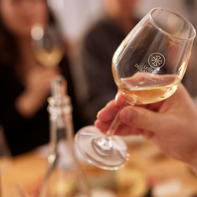 Weinprobe-Hamburg-Winterhude-Glas-in-der-Hand-Gruppe-im-Hintergrund