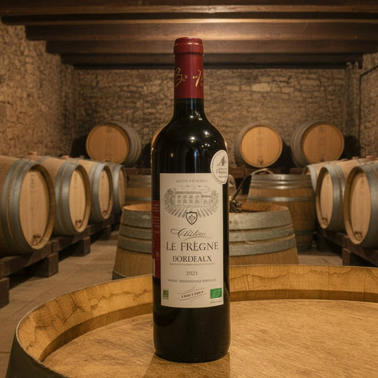 Rotwein_Flasche_im_Weinkeller_Chateau_Le_Fregne_2023_Rot